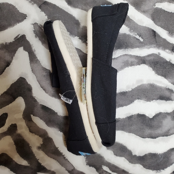 (SOLD) TOMS Animal Print Canvas Slip ons - Picture 9 of 15